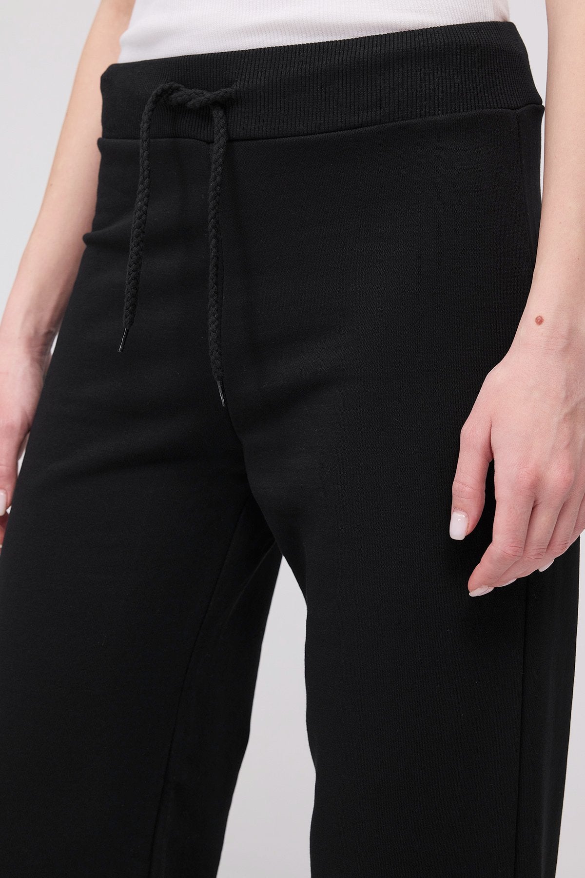 Black_Elastic-Waist-Wide-Leg-Sweatpants-addax