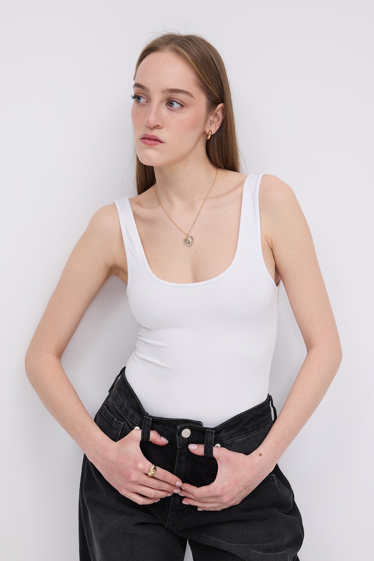 White_U-Neck-Basic-Undershirt-addax