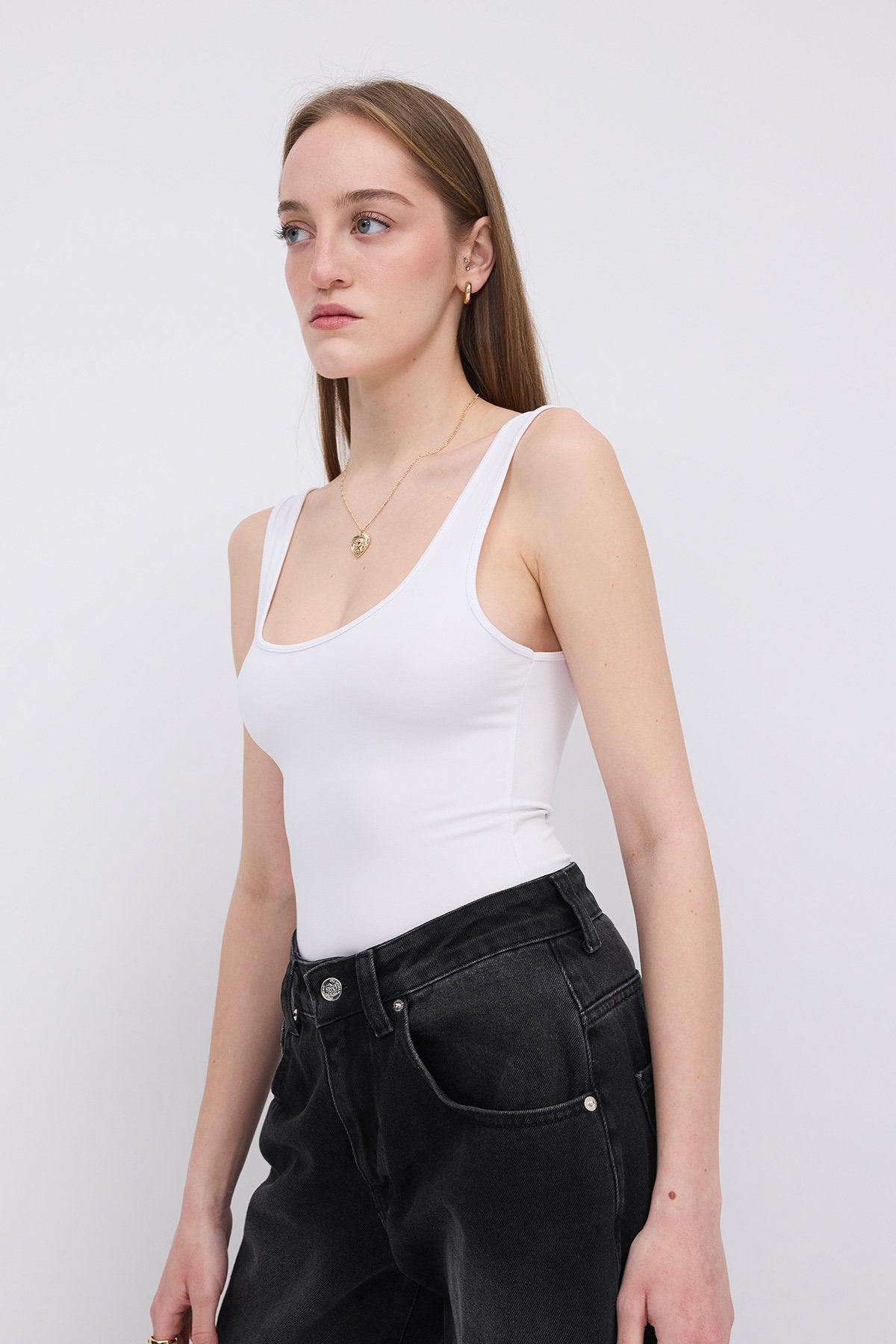 White_U-Neck-Basic-Undershirt-addax
