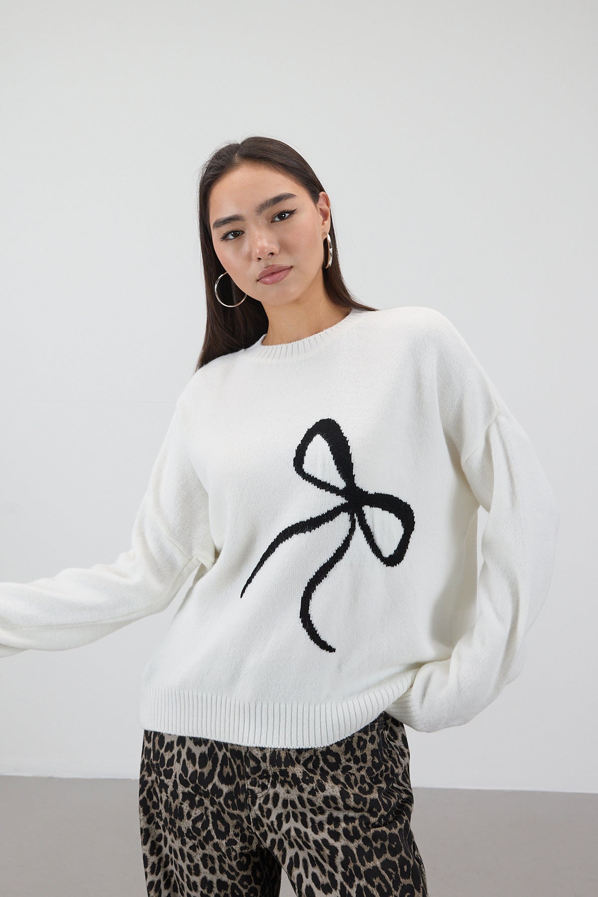 Ecru_Crew-Neck-Bow-Patterned-Knitwear-Sweater-addax