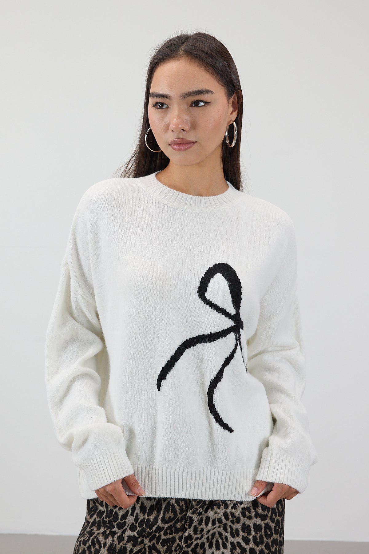 Ecru_Crew-Neck-Bow-Patterned-Knitwear-Sweater-addax