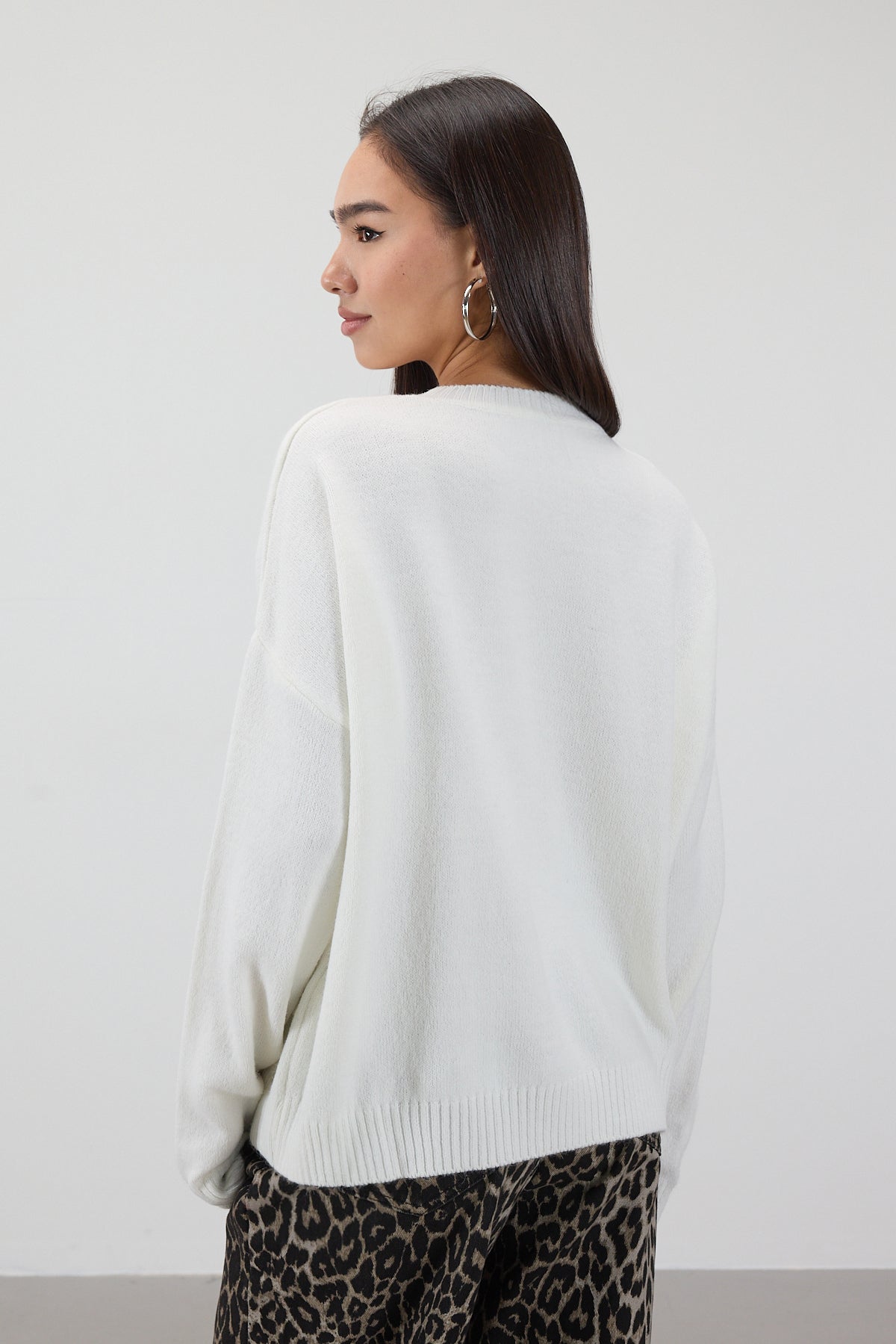 Ecru_Crew-Neck-Bow-Patterned-Knitwear-Sweater-addax