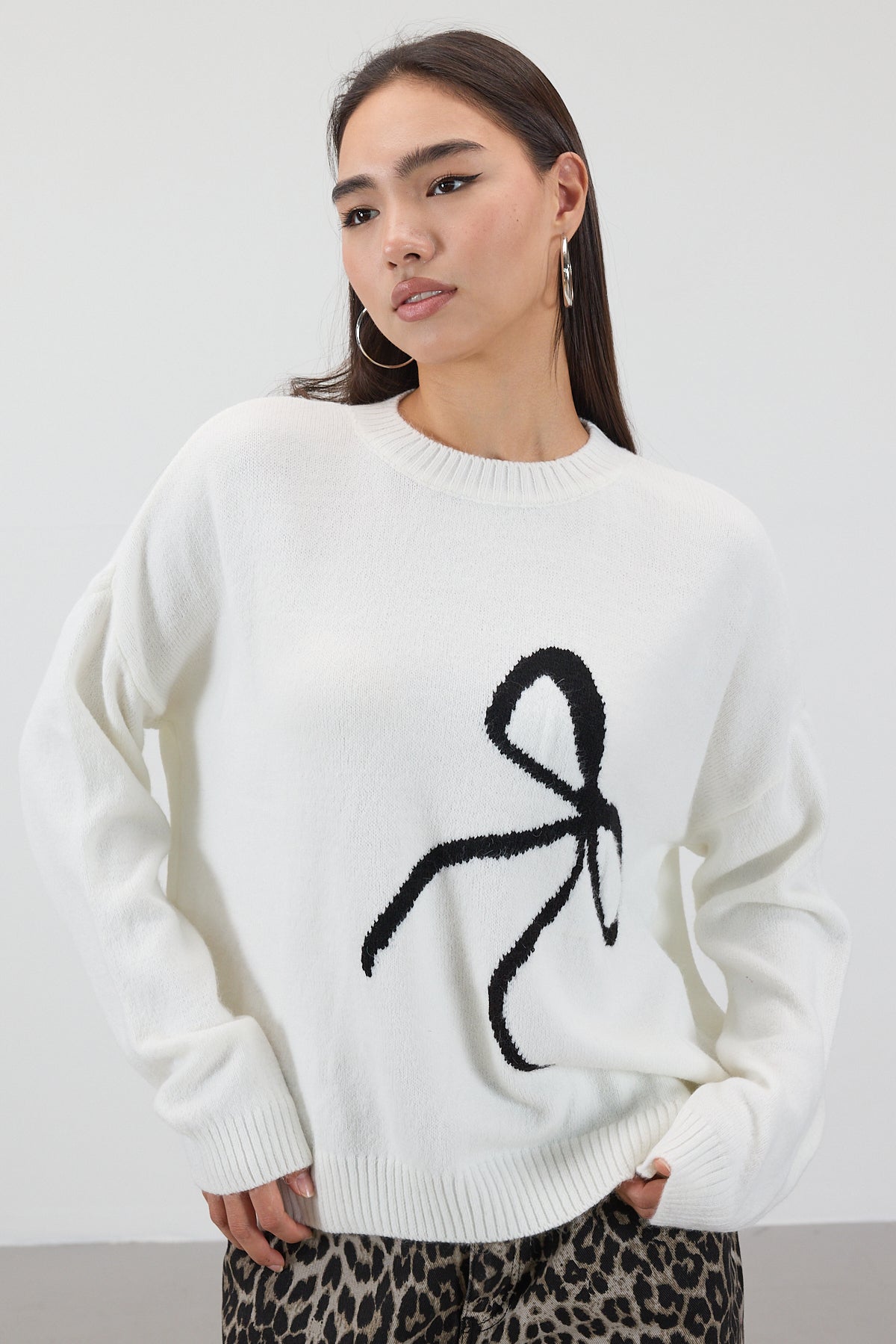 Ecru_Crew-Neck-Bow-Patterned-Knitwear-Sweater-addax