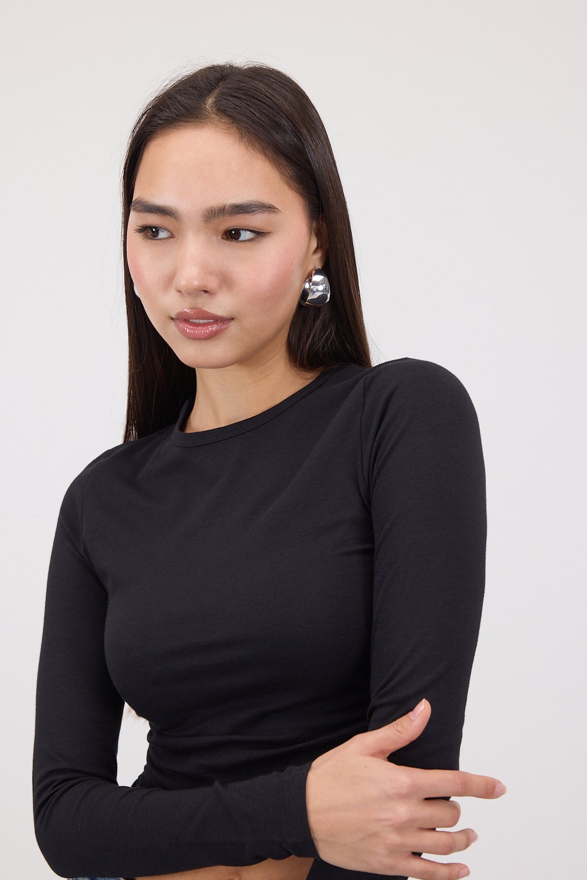 Black_Crew-Neck-Basic-Blouse-with-Gathered-addax