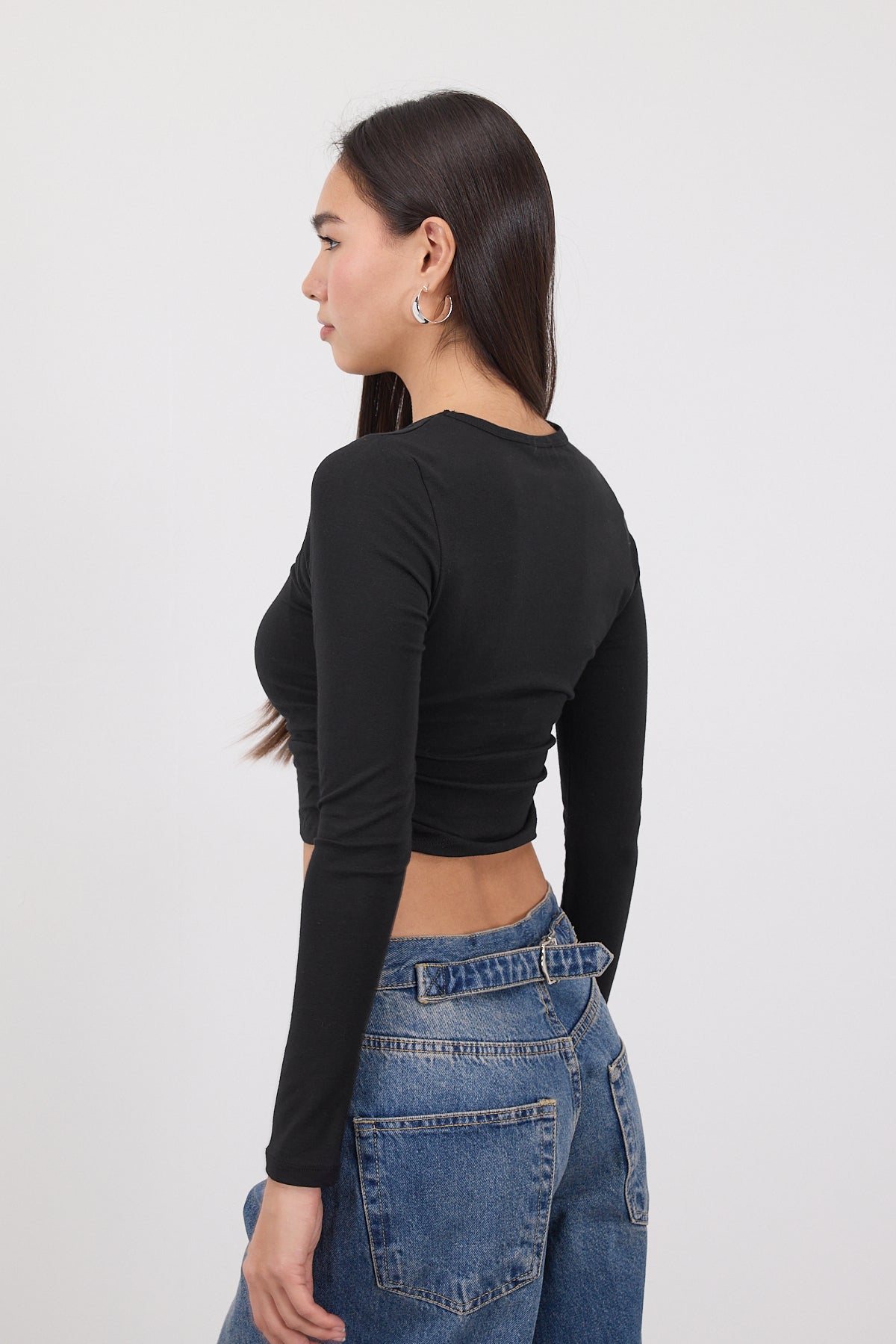 Black_Crew-Neck-Basic-Blouse-with-Gathered-addax