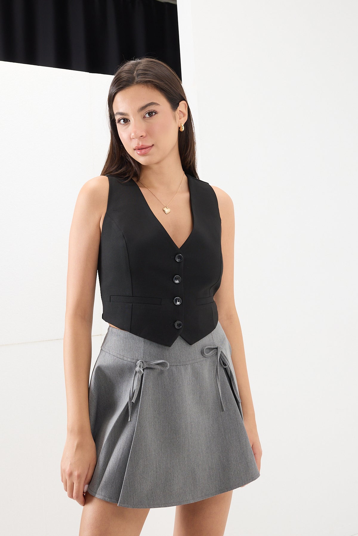 Black_Buttoned-Vest-with-Pocket-Details-addax