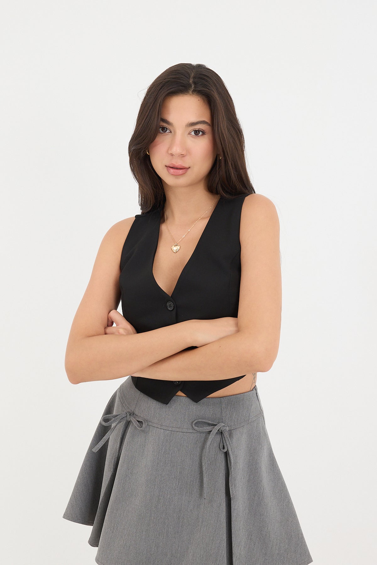 Black_Buttoned-Vest-with-Pocket-Details-addax