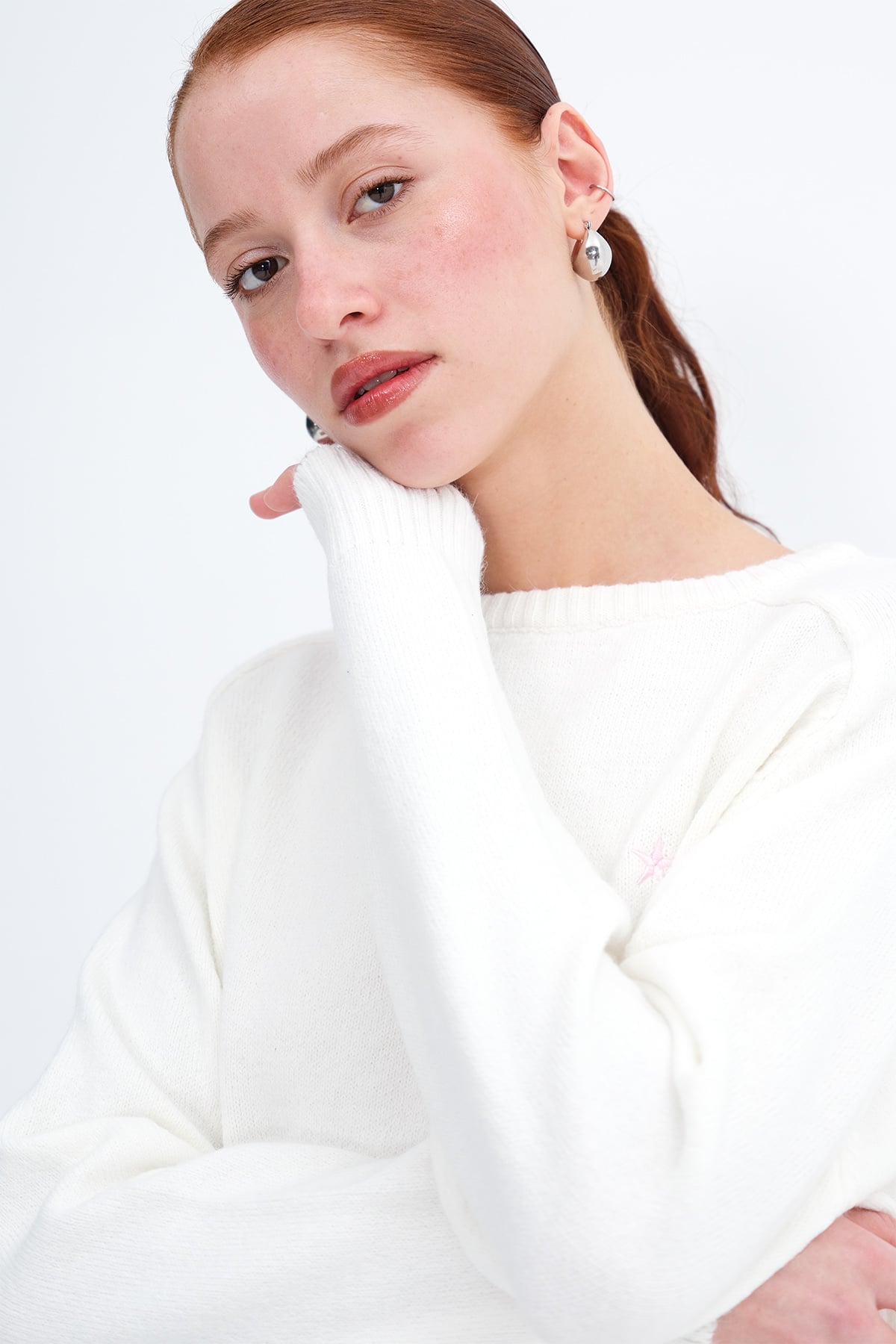 Ecru_Crew-Neck-Star-Embroidered-Knitwear-Sweater-addax