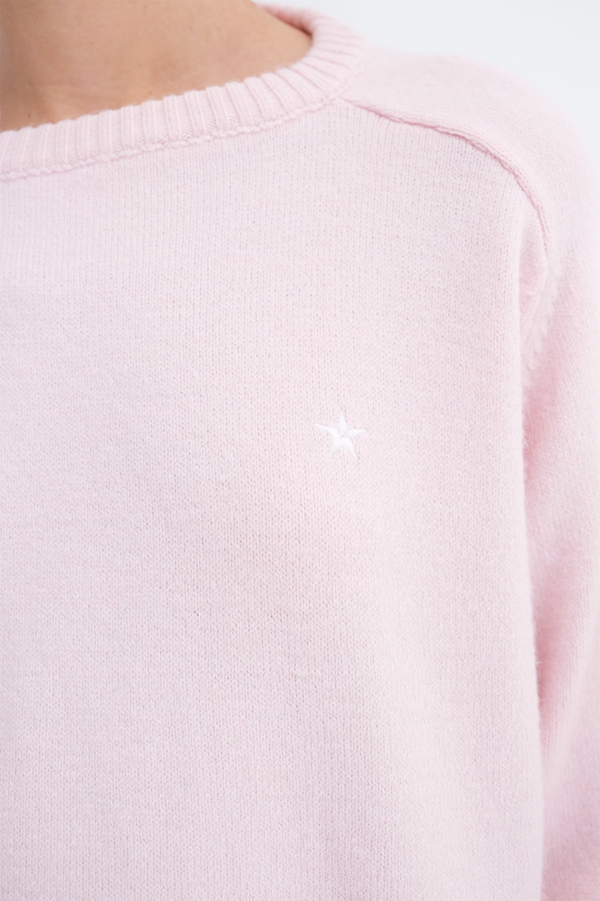 Lotus_Crew-Neck-Star-Embroidered-Knitwear-Sweater-addax