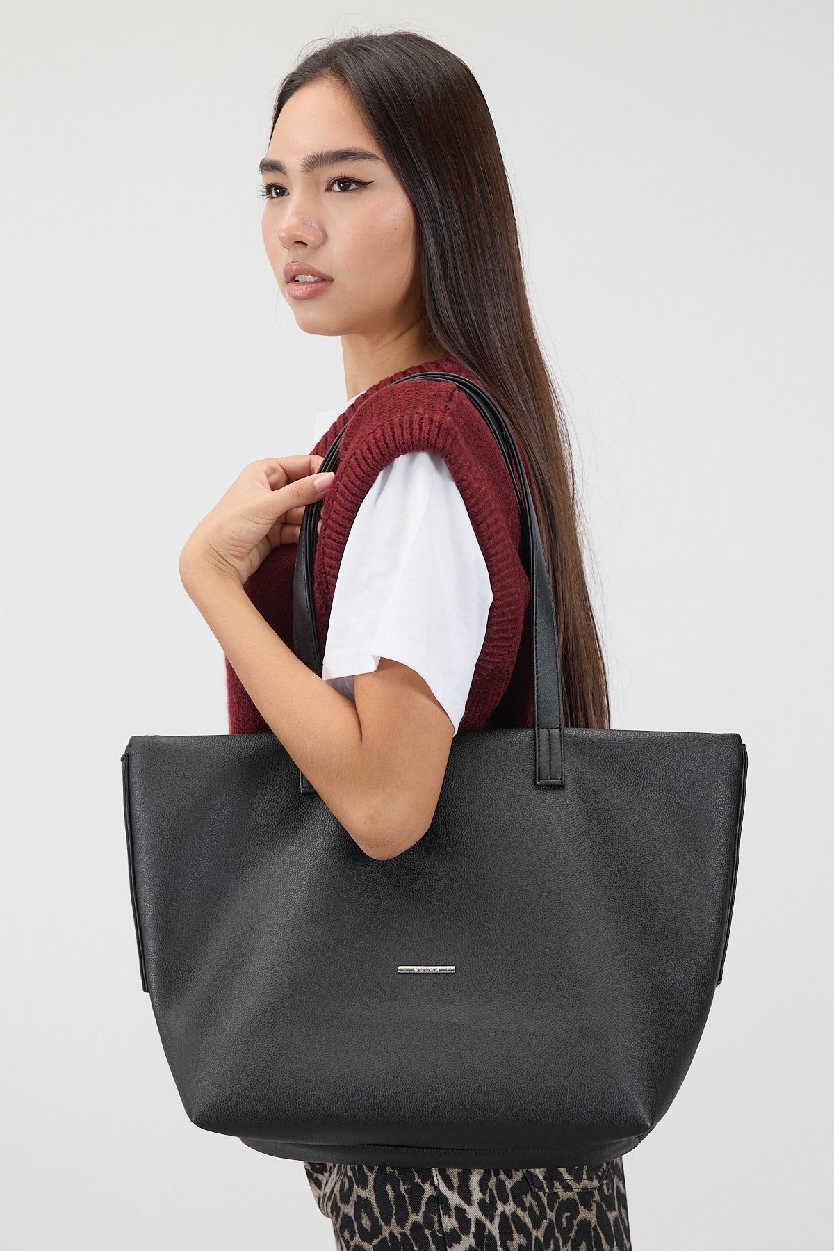 Black_Zippered-Faux-Leather-Hand-and-Shoulder-addax