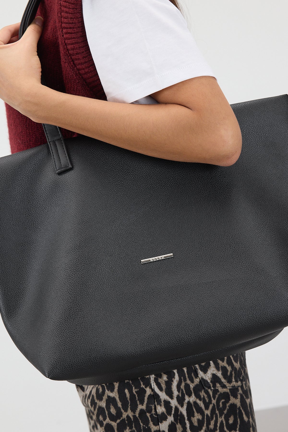 Black_Zippered-Faux-Leather-Hand-and-Shoulder-addax