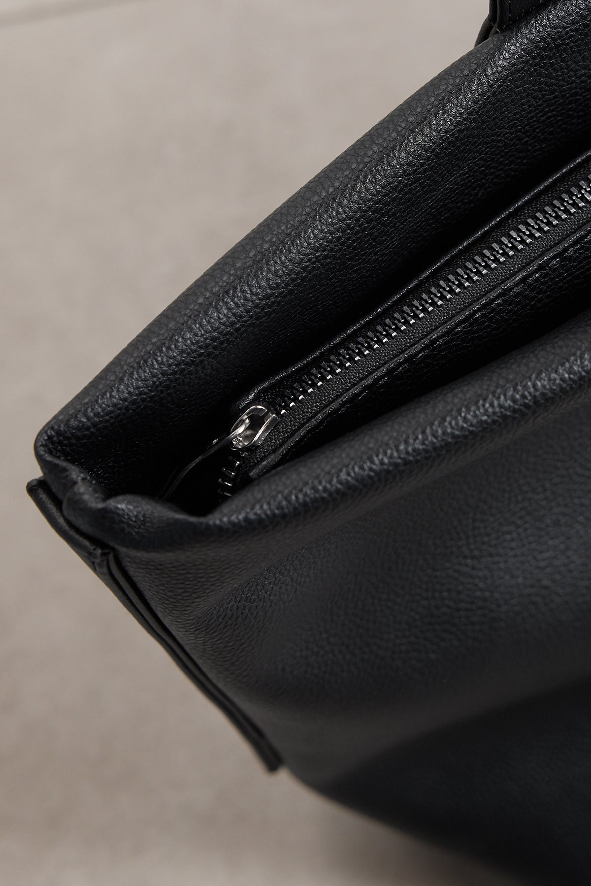 Black_Zippered-Faux-Leather-Hand-and-Shoulder-addax