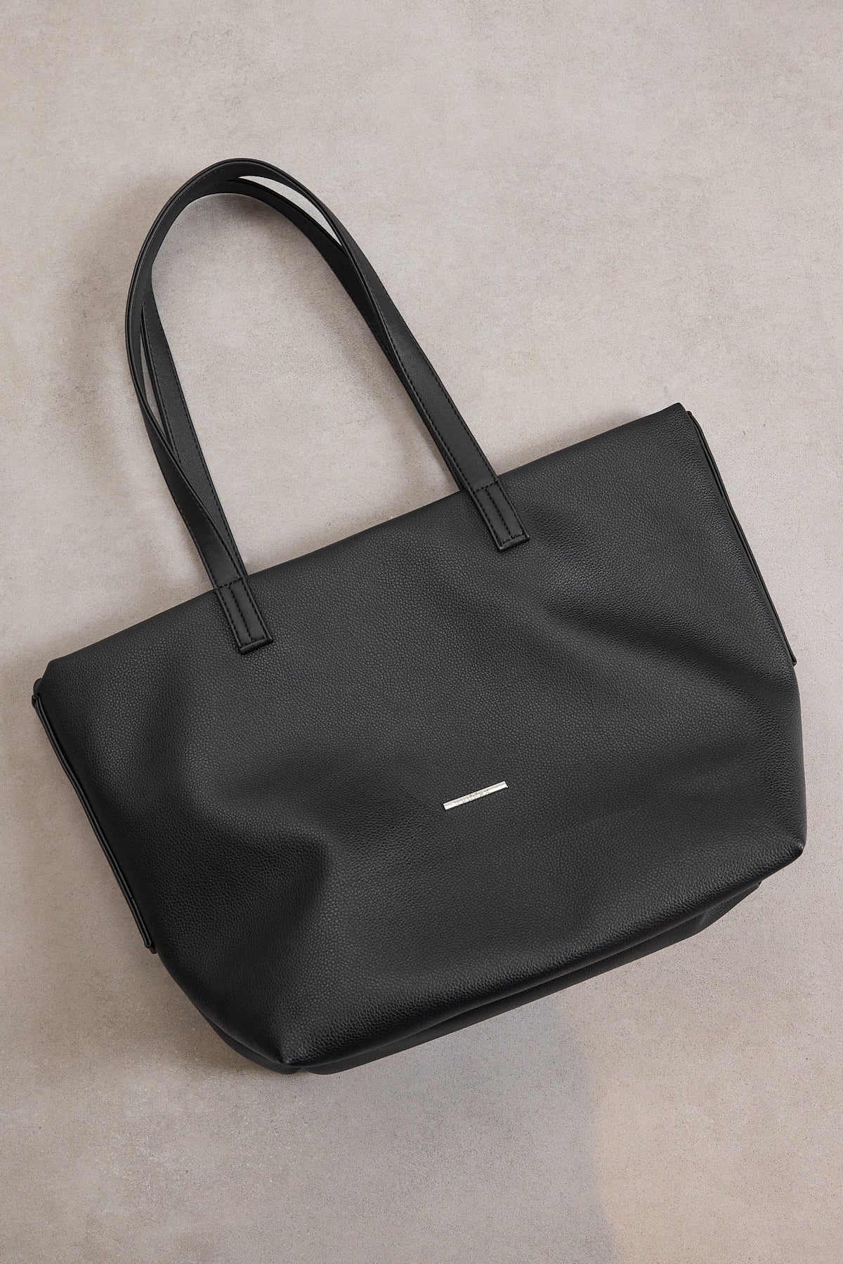 Black_Zippered-Faux-Leather-Hand-and-Shoulder-addax