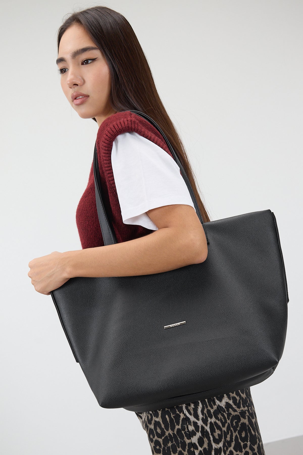 Black_Zippered-Faux-Leather-Hand-and-Shoulder-addax