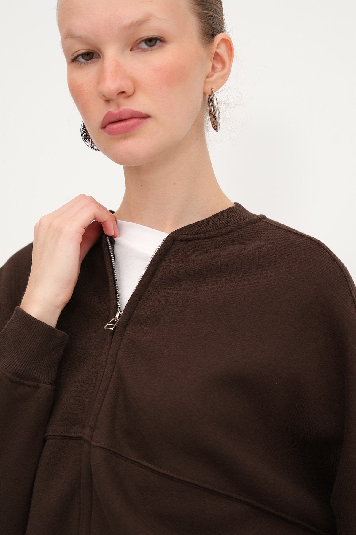 Bitter-Coffee_Zippered-Ribbon-Sweatshirt-addax