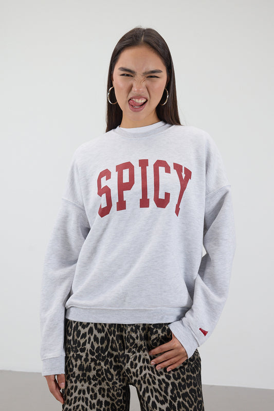Snow-Melange_Crew-Neck-“SPICY”-Printed-Brushed-Sweatshirt-addax