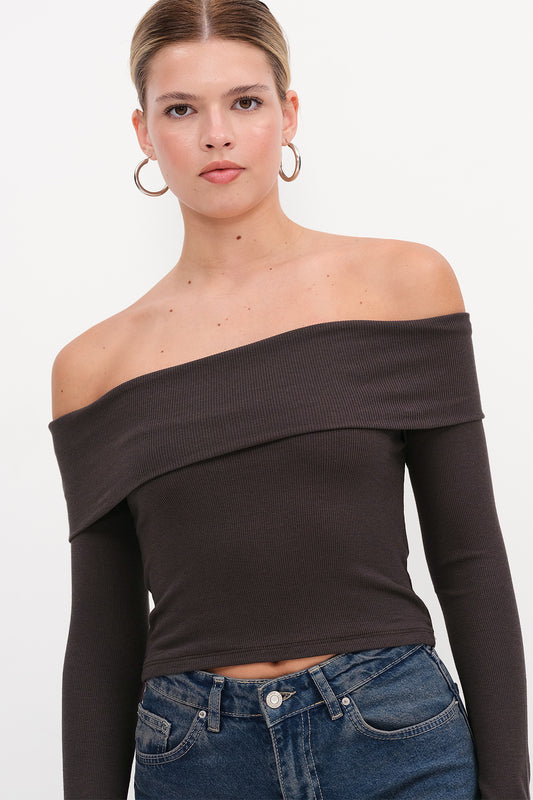 Soft-Brown_Madonna-Collar-Blouse-addax