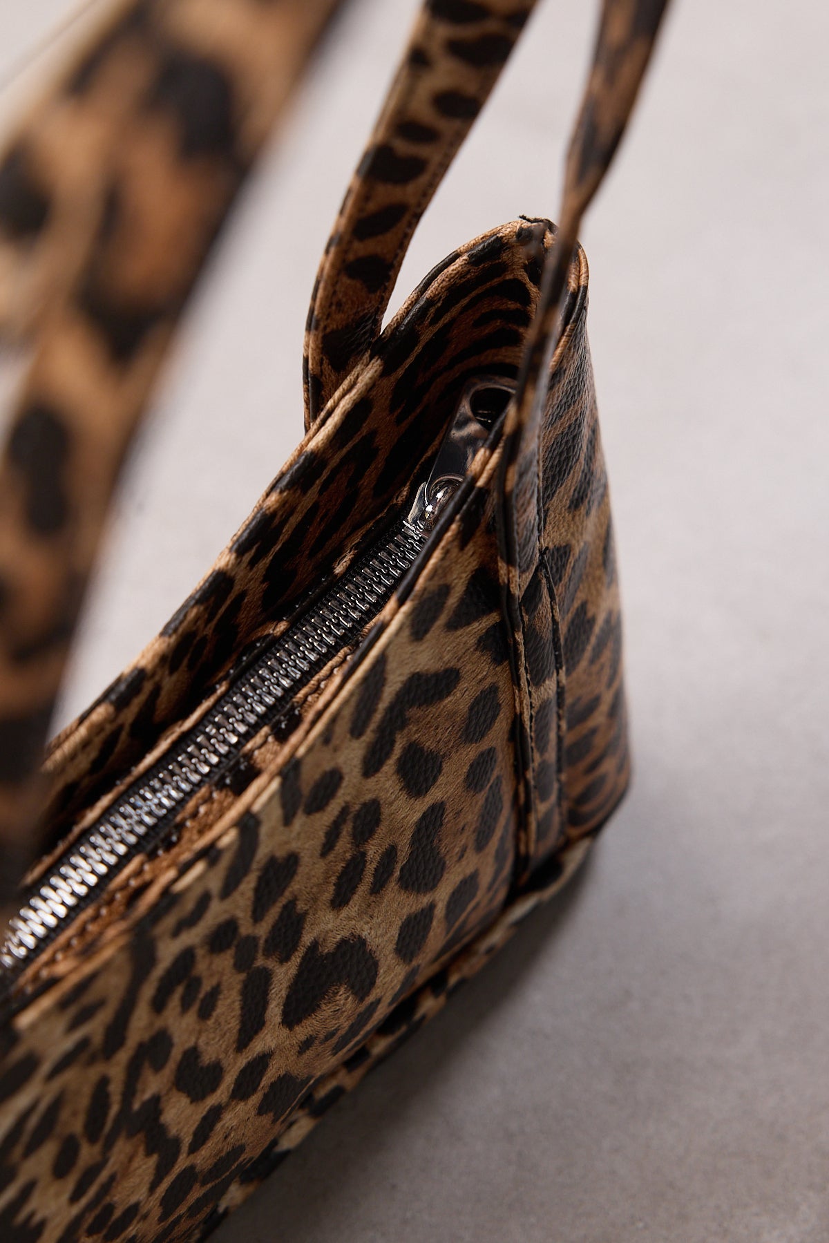 Leopard_Faux-Leather-Hand-And-Shoulder-addax