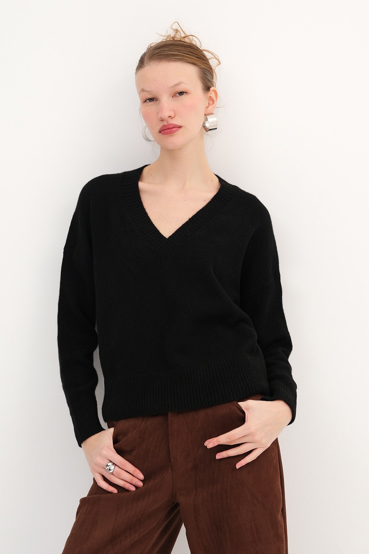 Black_V-Neck-Long-Sleeve-Knitwear-Sweater-addax