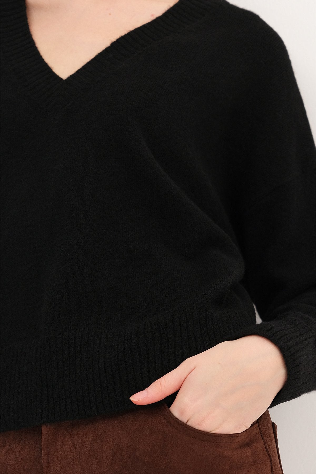 Black_V-Neck-Long-Sleeve-Knitwear-Sweater-addax