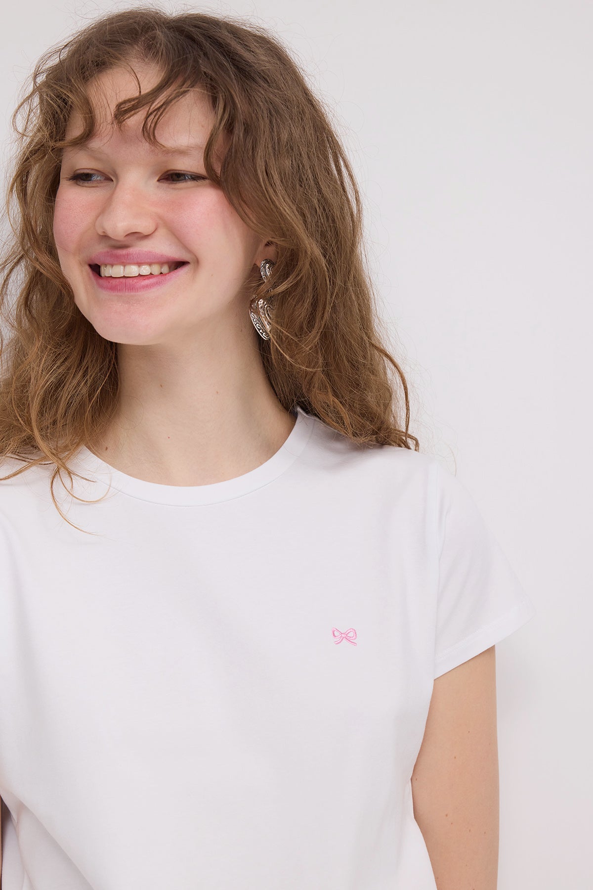 White_Ribbon-Embroidered-T-shirt-addax