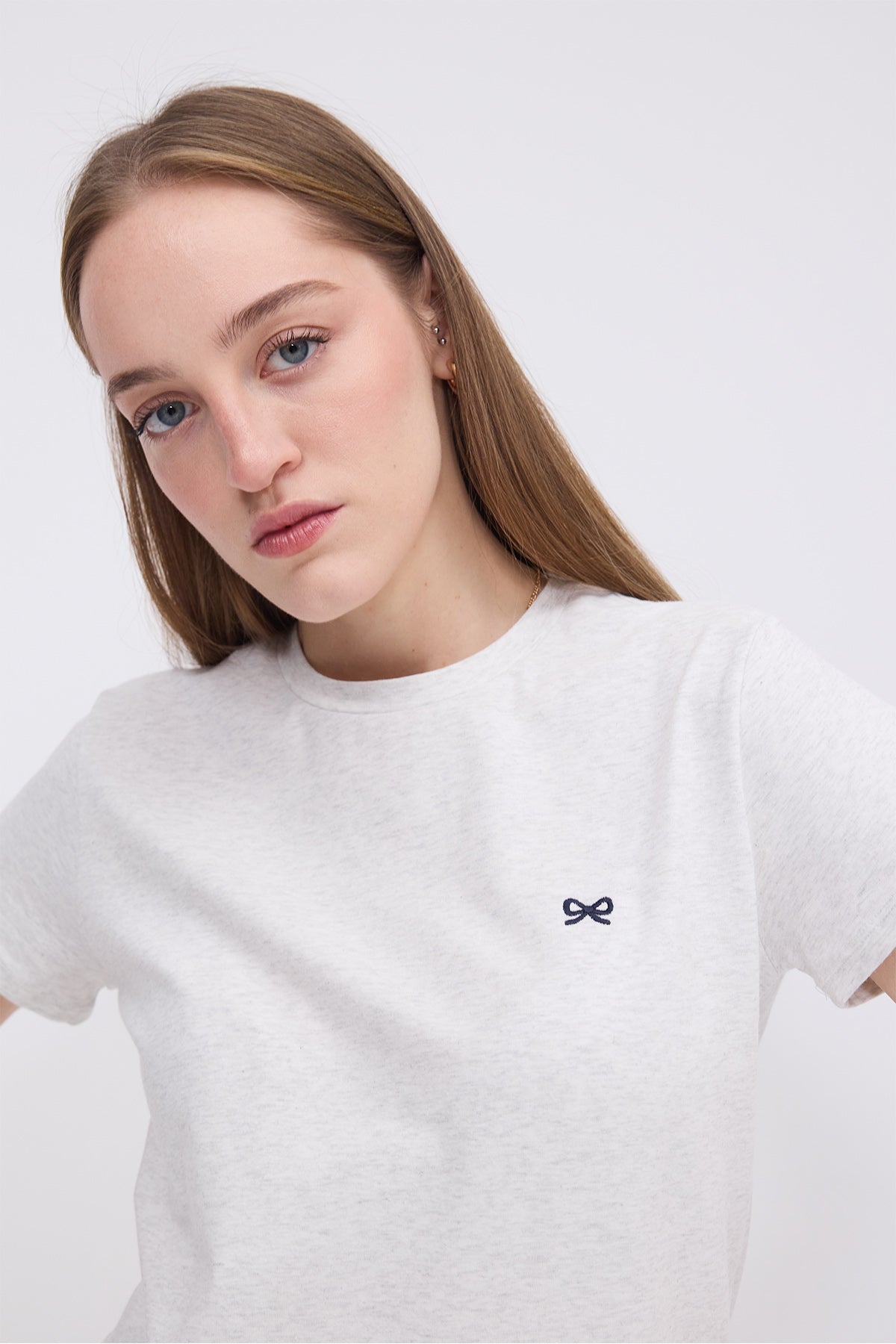 Snow-Melange_Ribbon-Embroidered-T-shirt-addax