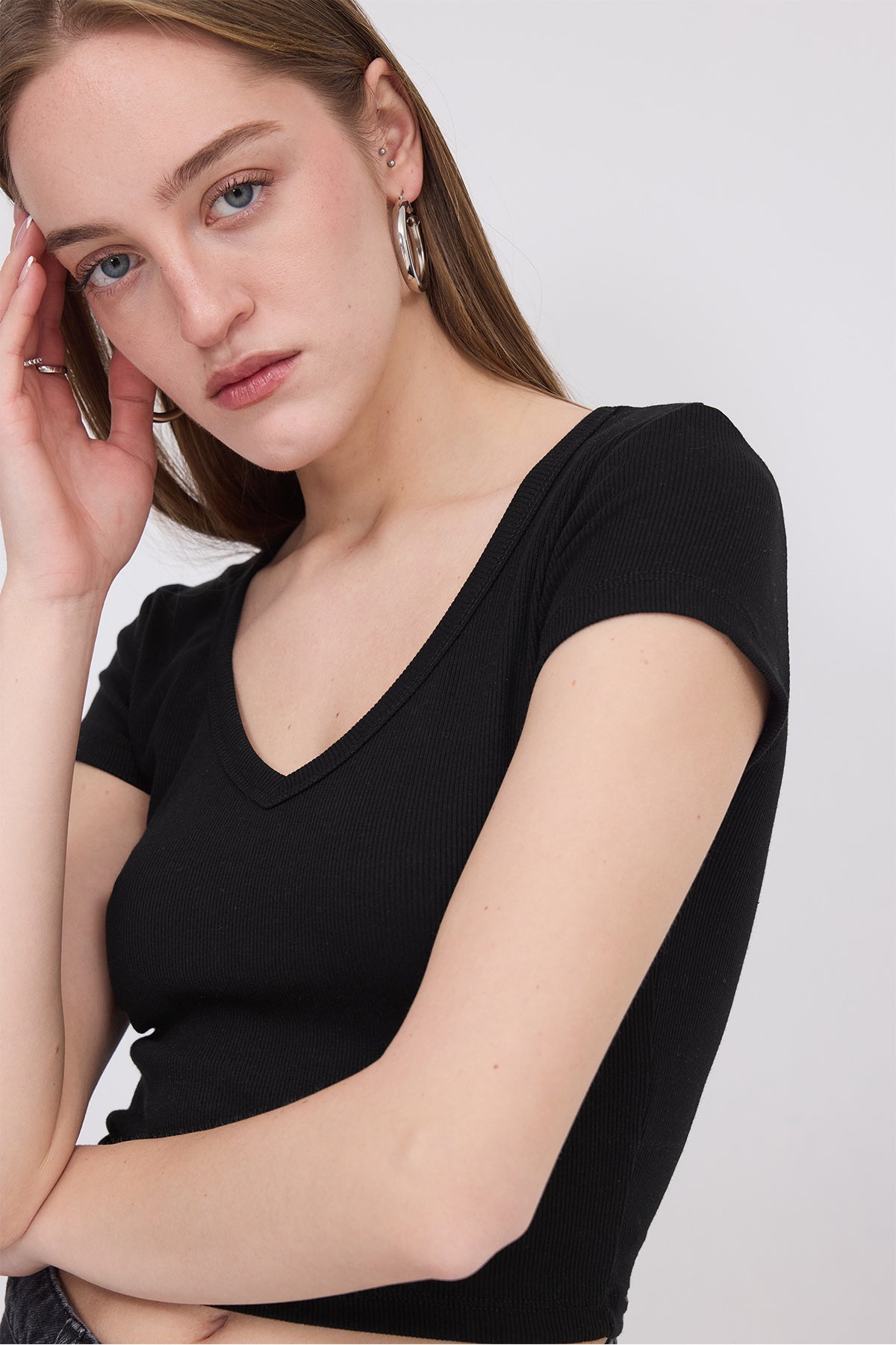 Black_V-Neck-Crop-T-shirt-addax