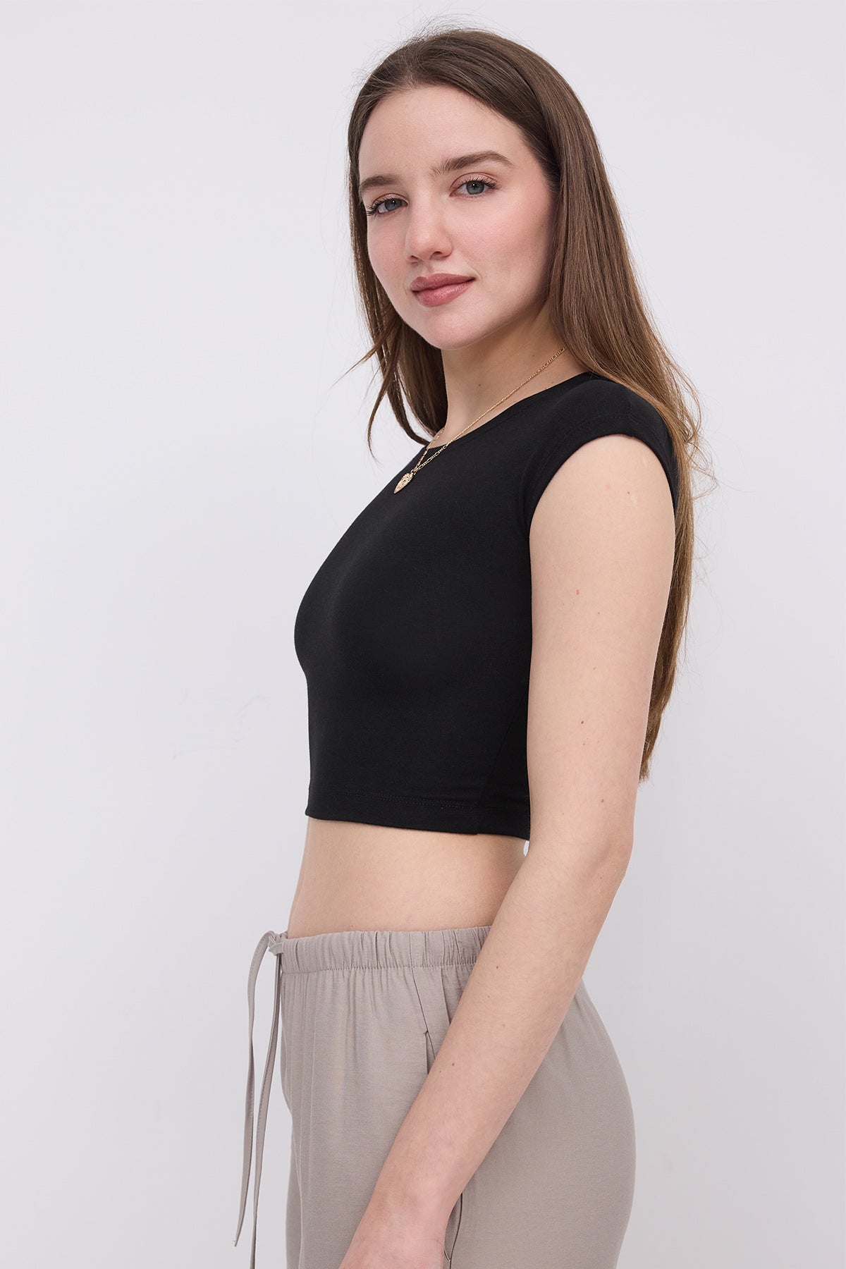 Black_Sleeveless-Crop-Tank-Top-addax