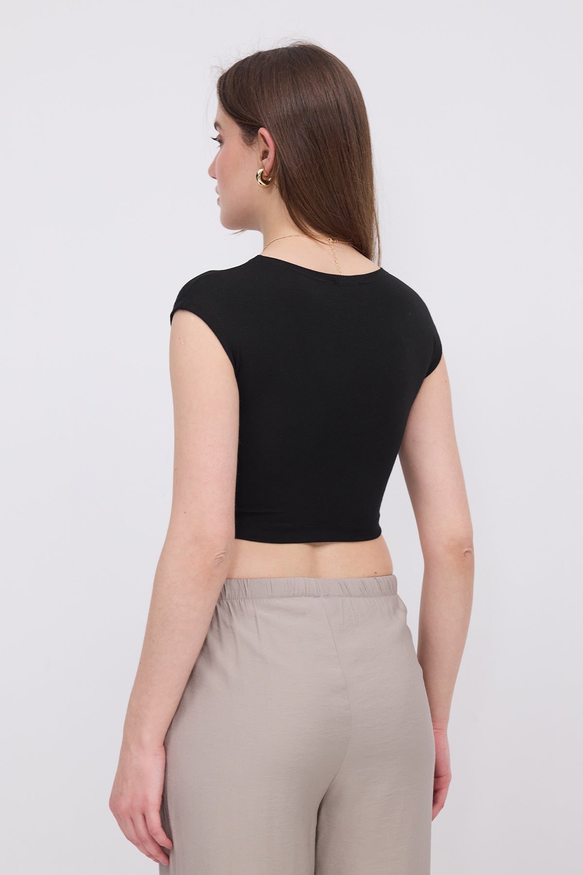 Black_Sleeveless-Crop-Tank-Top-addax