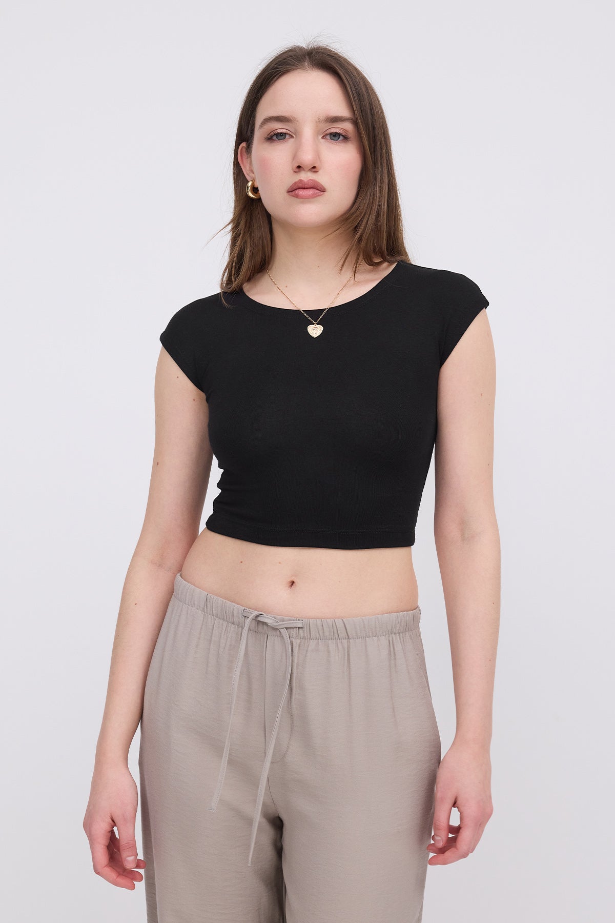 Black_Sleeveless-Crop-Tank-Top-addax