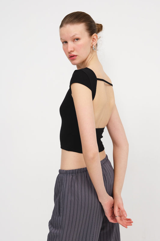 Black_Basic-T-shirt-With-Back-Cleavage-addax