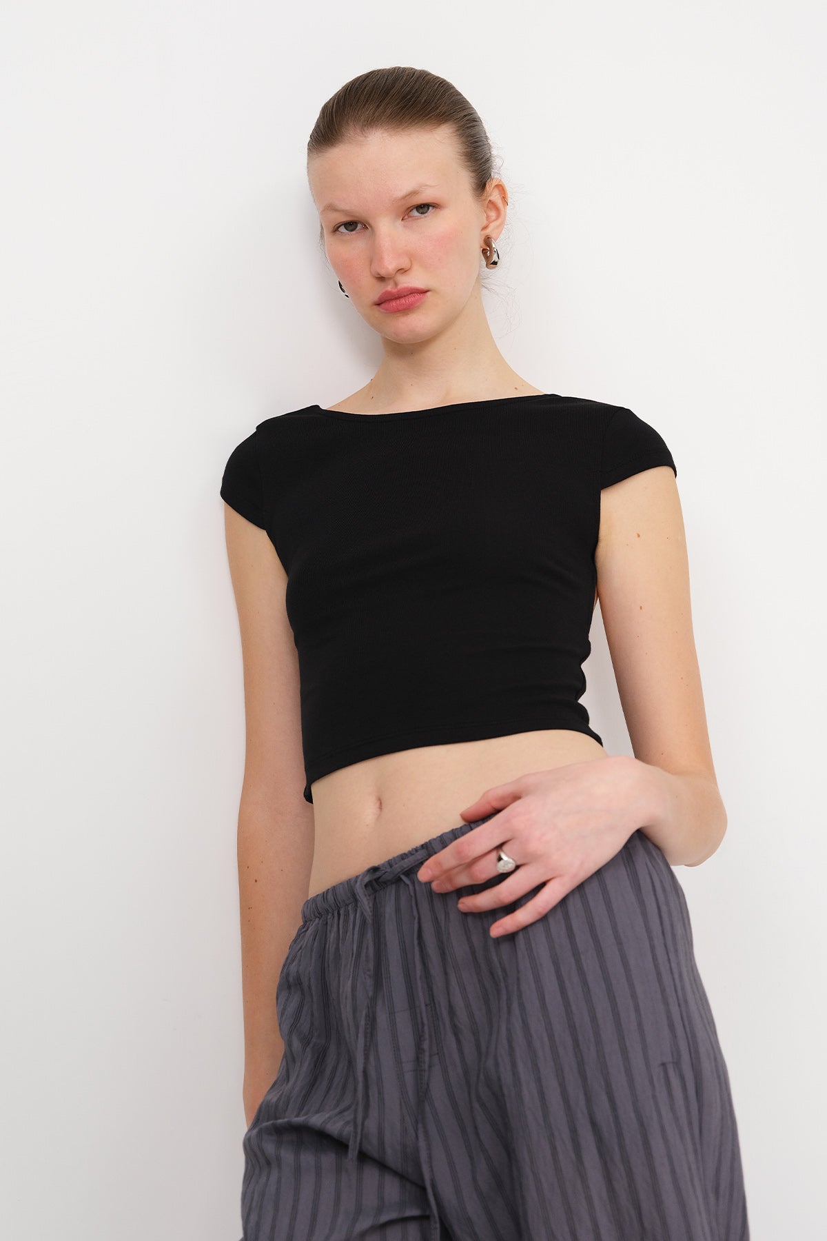 Black_Basic-T-shirt-With-Back-Cleavage-addax