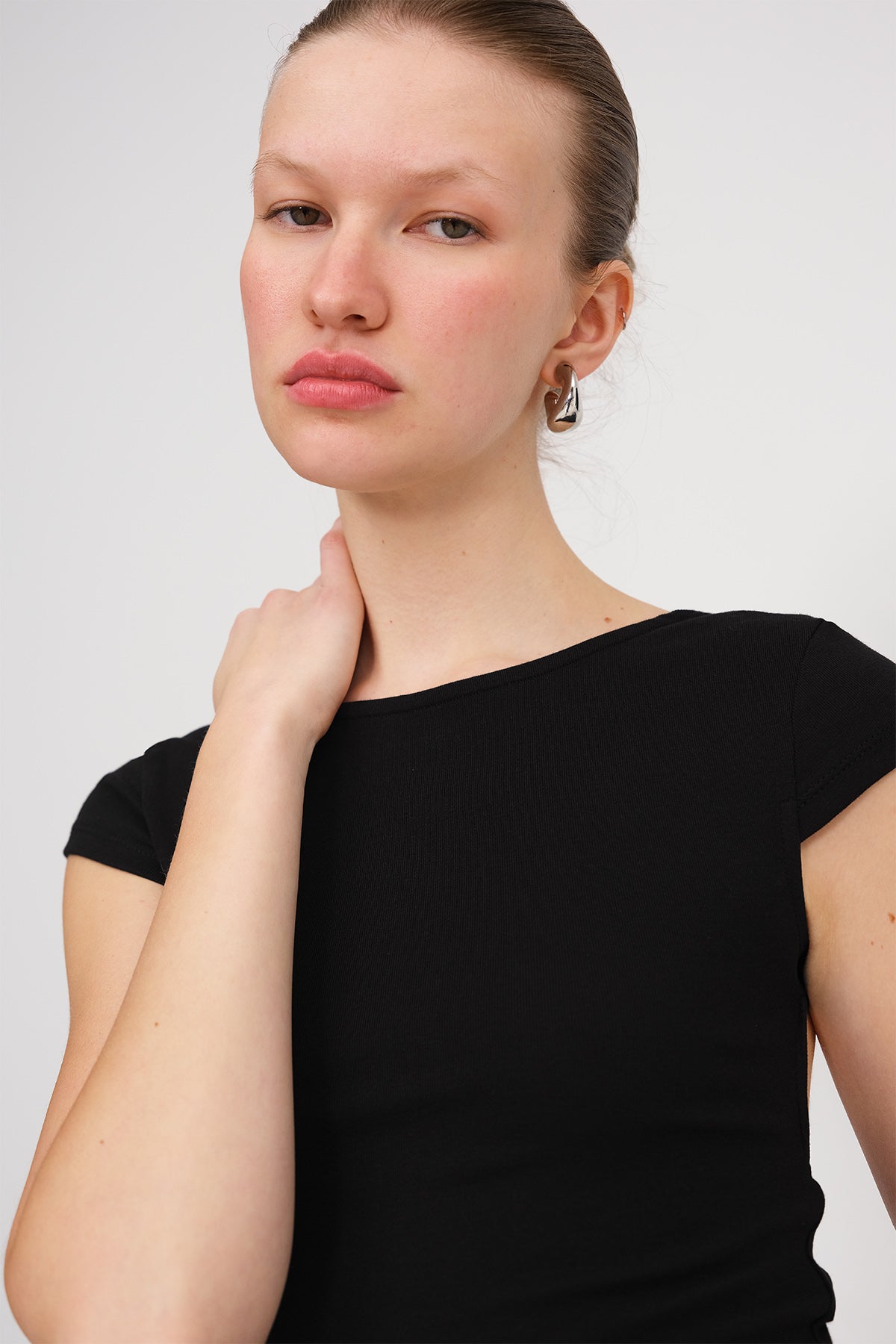 Black_Basic-T-shirt-With-Back-Cleavage-addax