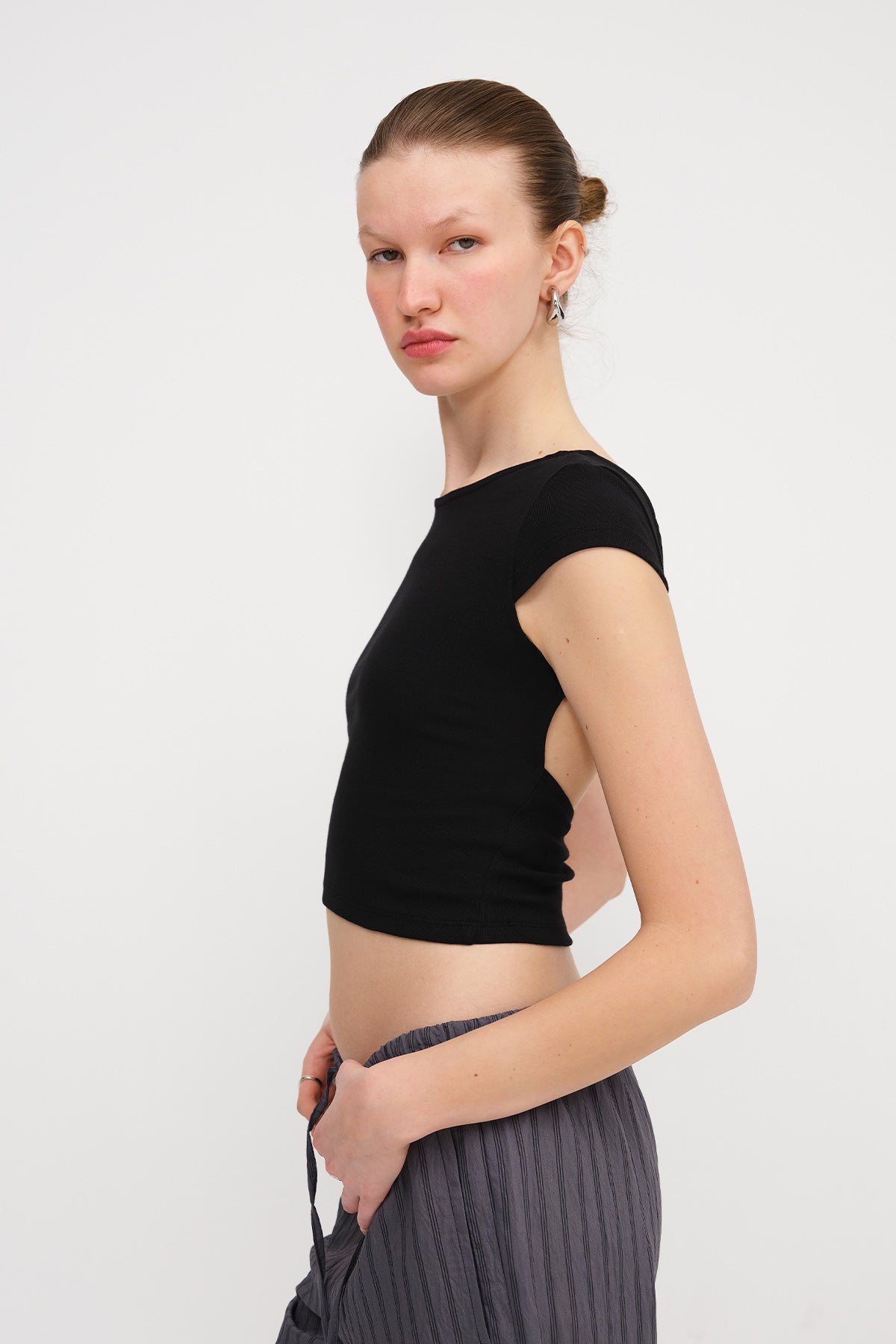 Black_Basic-T-shirt-With-Back-Cleavage-addax