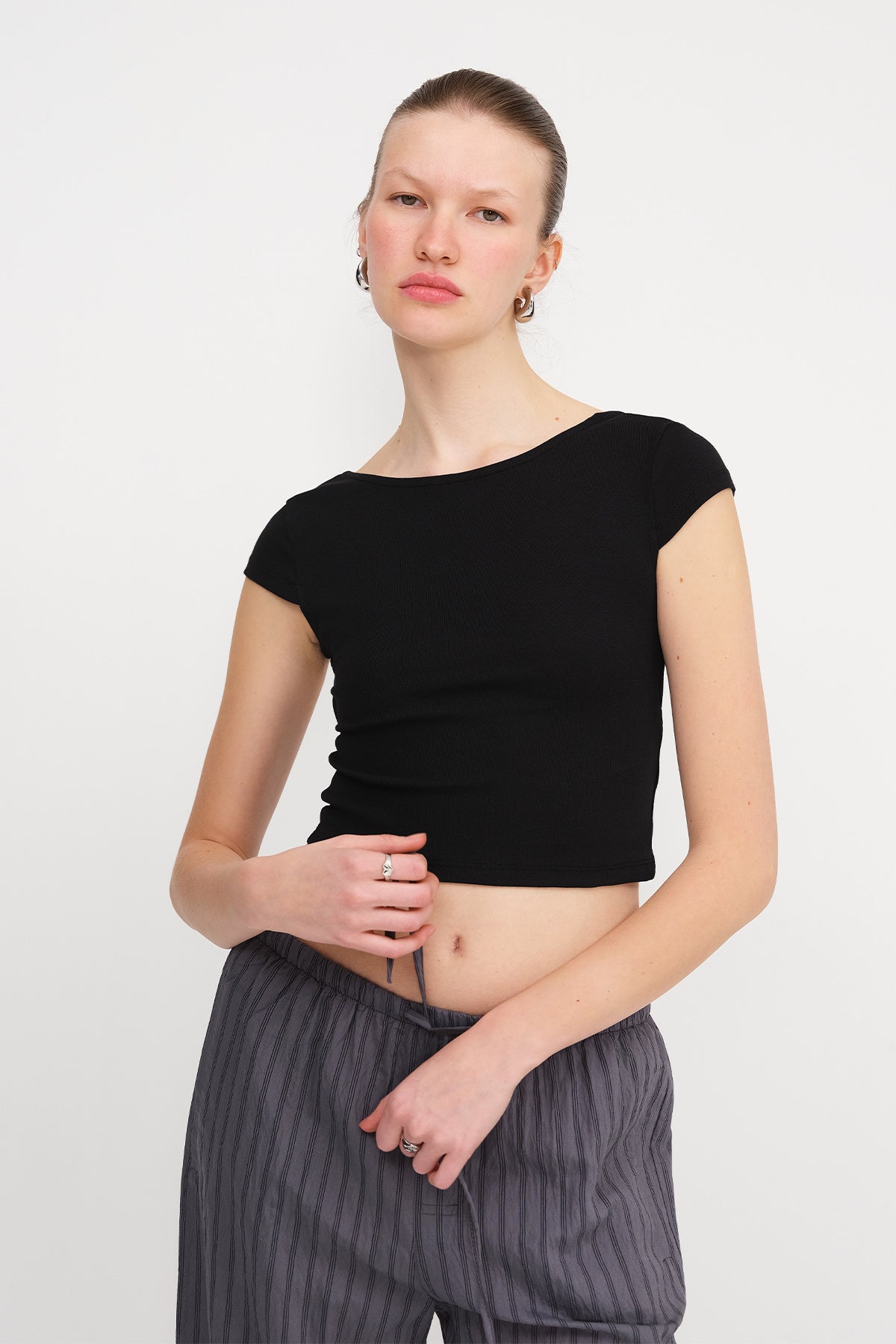 Black_Basic-T-shirt-With-Back-Cleavage-addax