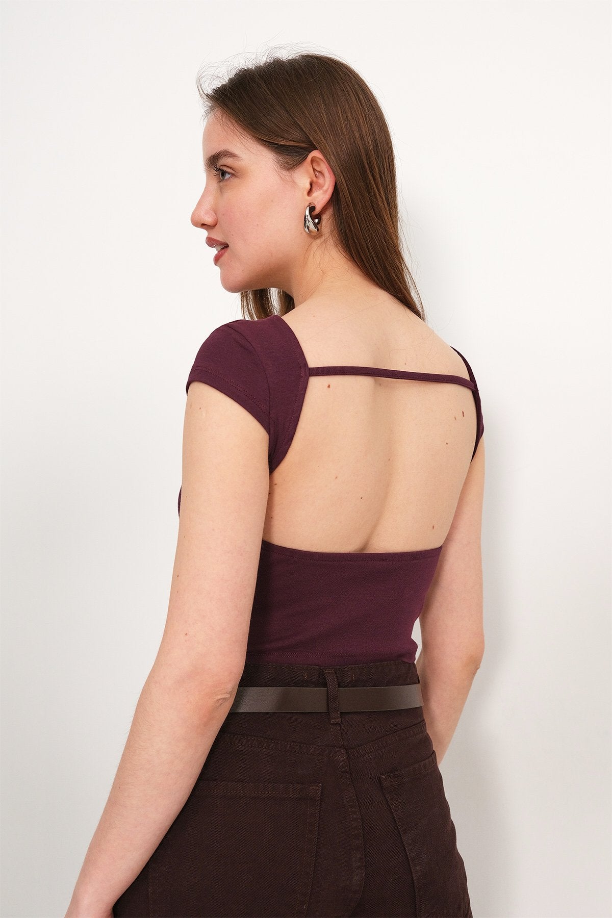 Gardenia_Basic-T-shirt-With-Back-Cleavage-addax
