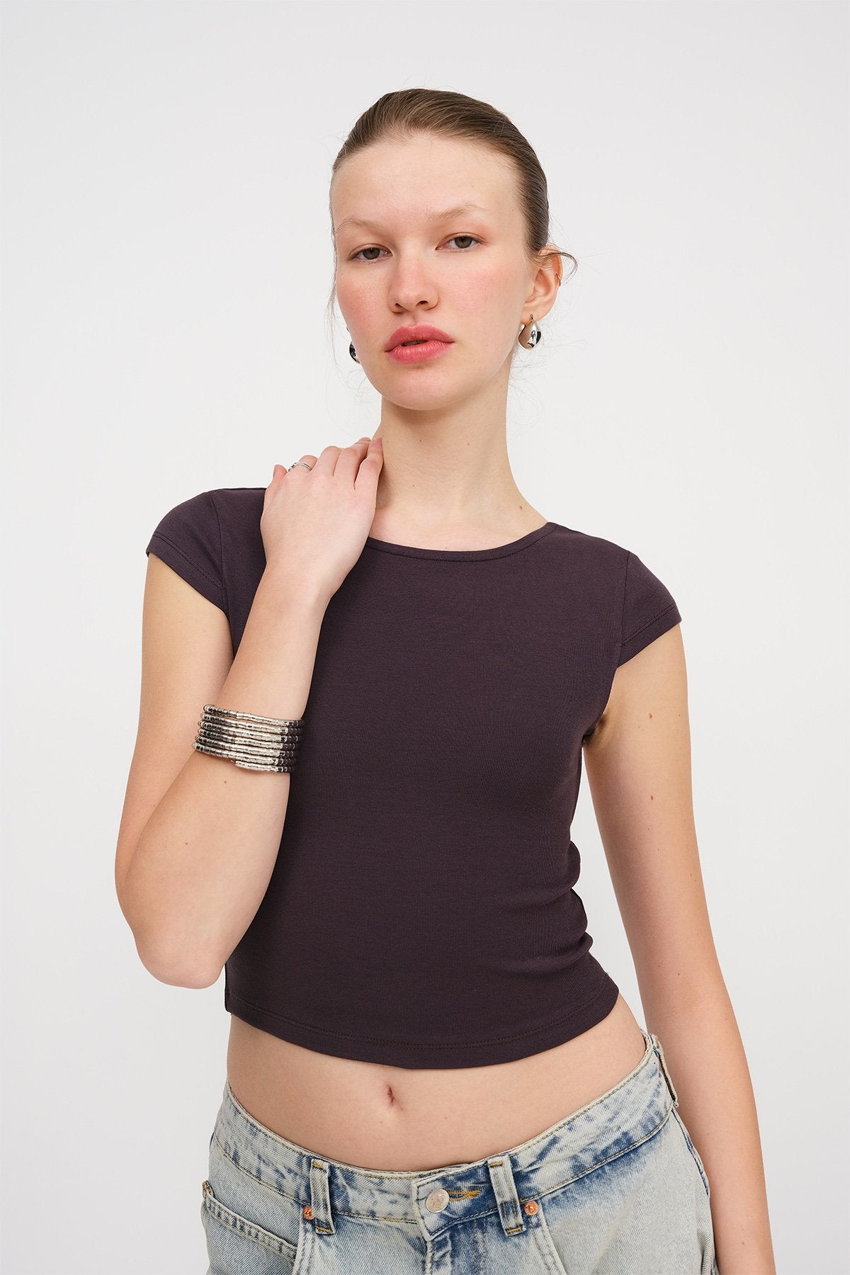 Soft-Brown_Basic-T-shirt-With-Back-Cleavage-addax