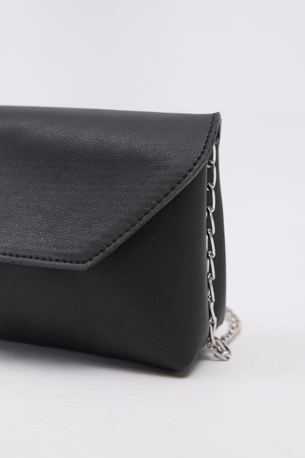 Black_Shoulder-Bag-with-Strap-addax