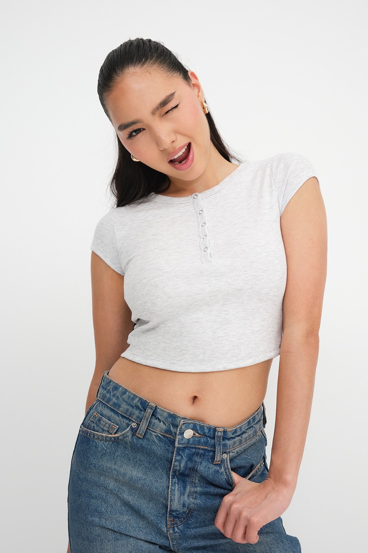 Snow-Melange_Modal-T-shirt-with-Snap-Collar-addax