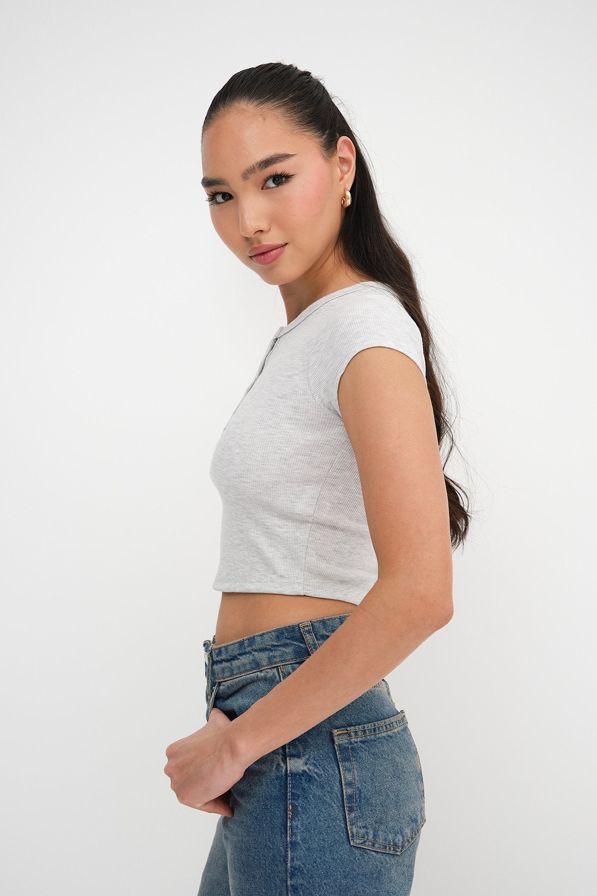 Snow-Melange_Modal-T-shirt-with-Snap-Collar-addax