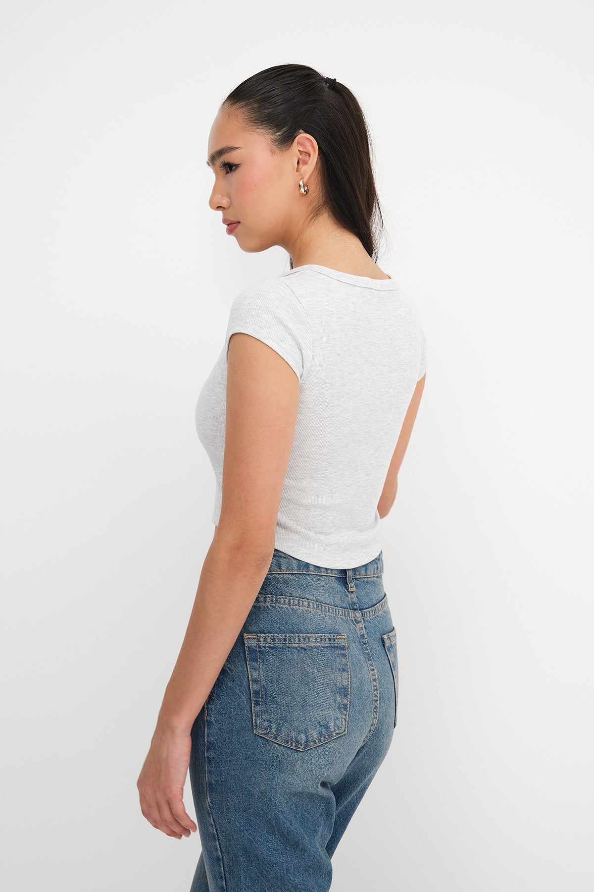 Snow-Melange_Modal-T-shirt-with-Snap-Collar-addax
