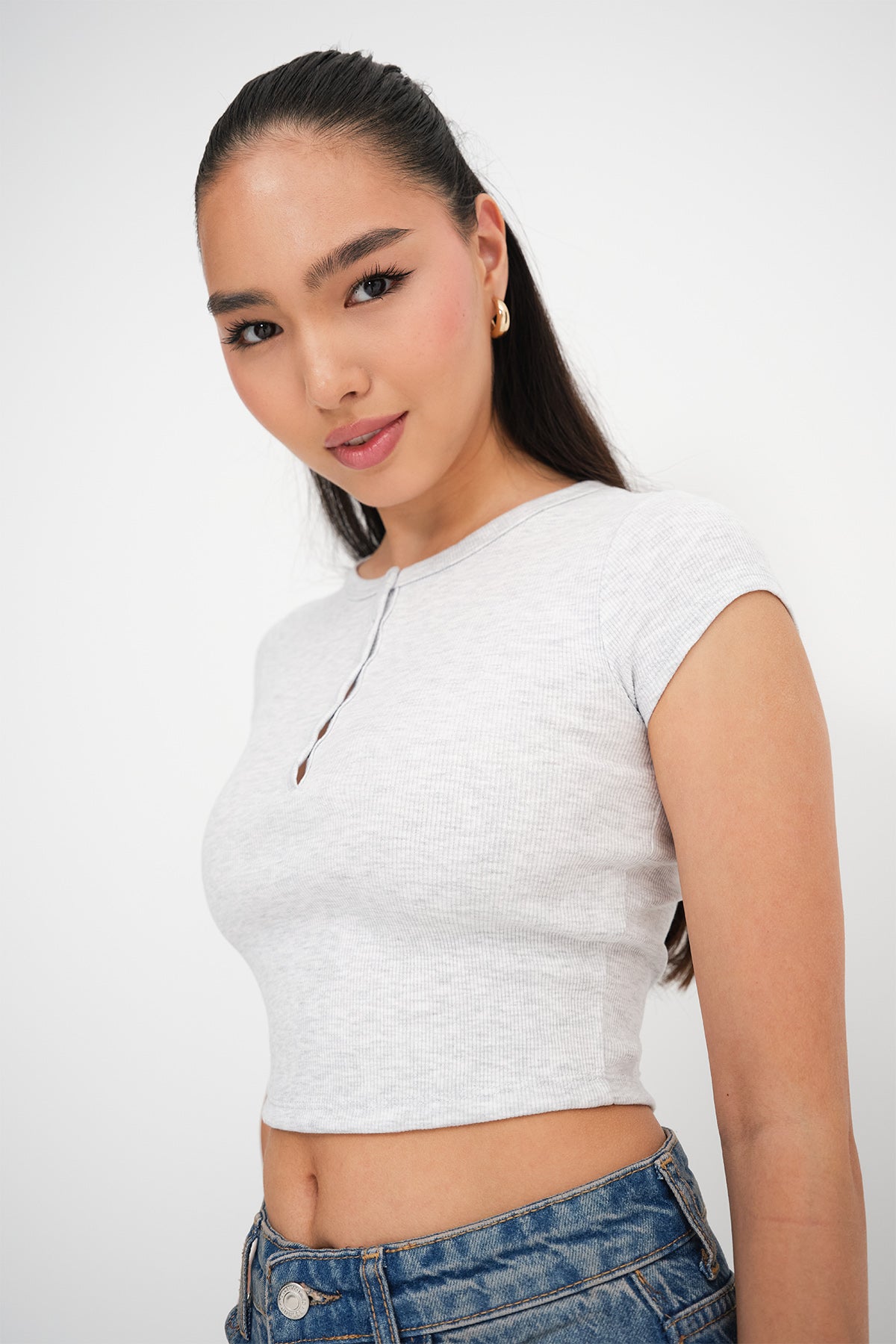 Snow-Melange_Modal-T-shirt-with-Snap-Collar-addax