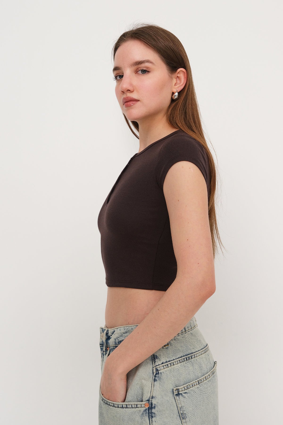 Bitter-Coffee_Modal-T-shirt-with-Snap-Collar-addax