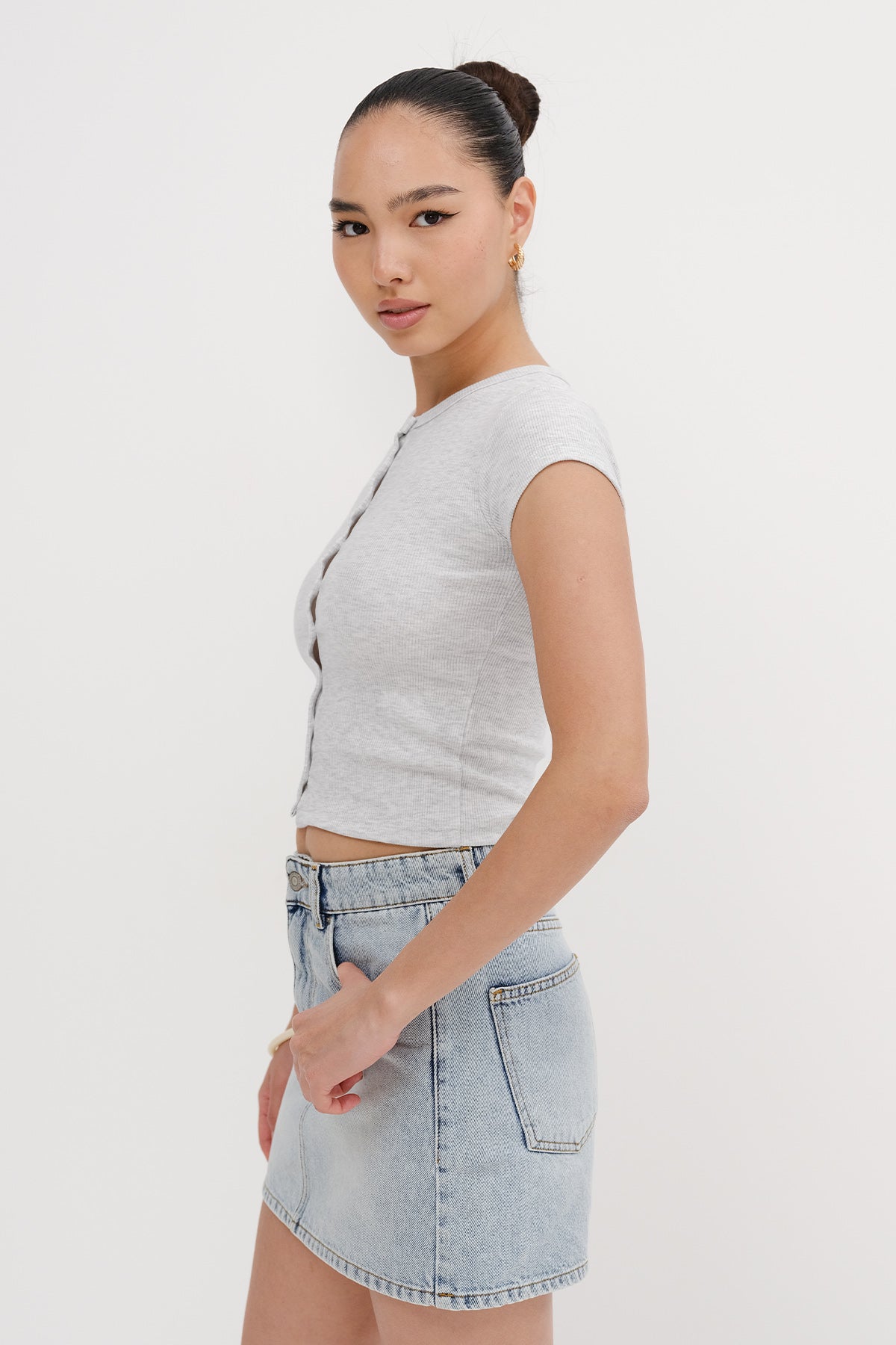 Snow-Melange_Basic-Buttoned-T-shirt-addax