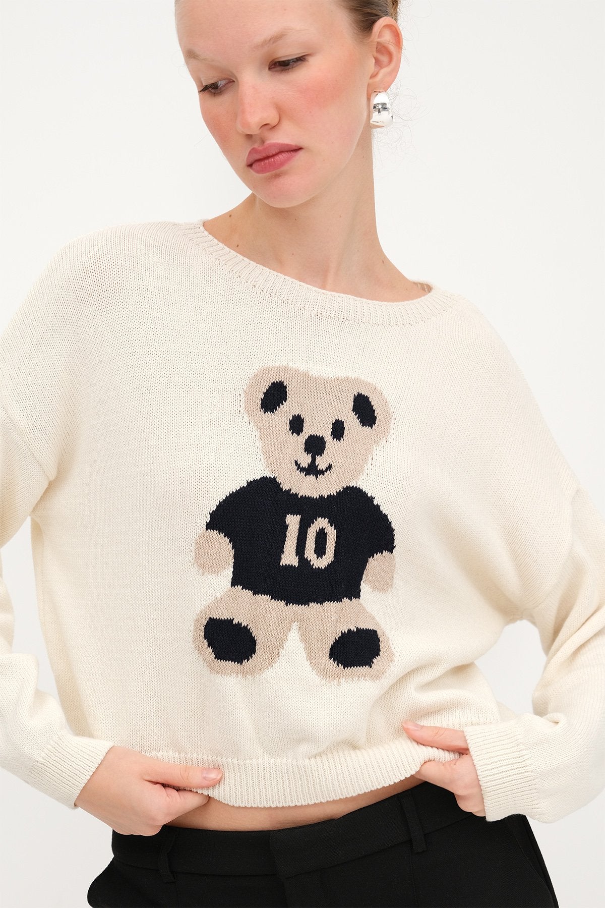 Stone_Bear-Pattern-Knit-Sweater-addax