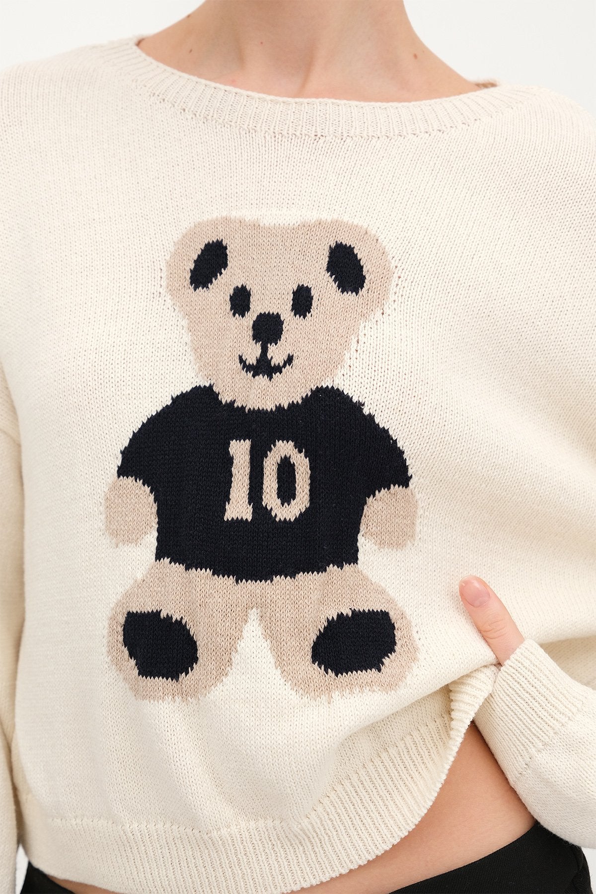 Stone_Bear-Pattern-Knit-Sweater-addax