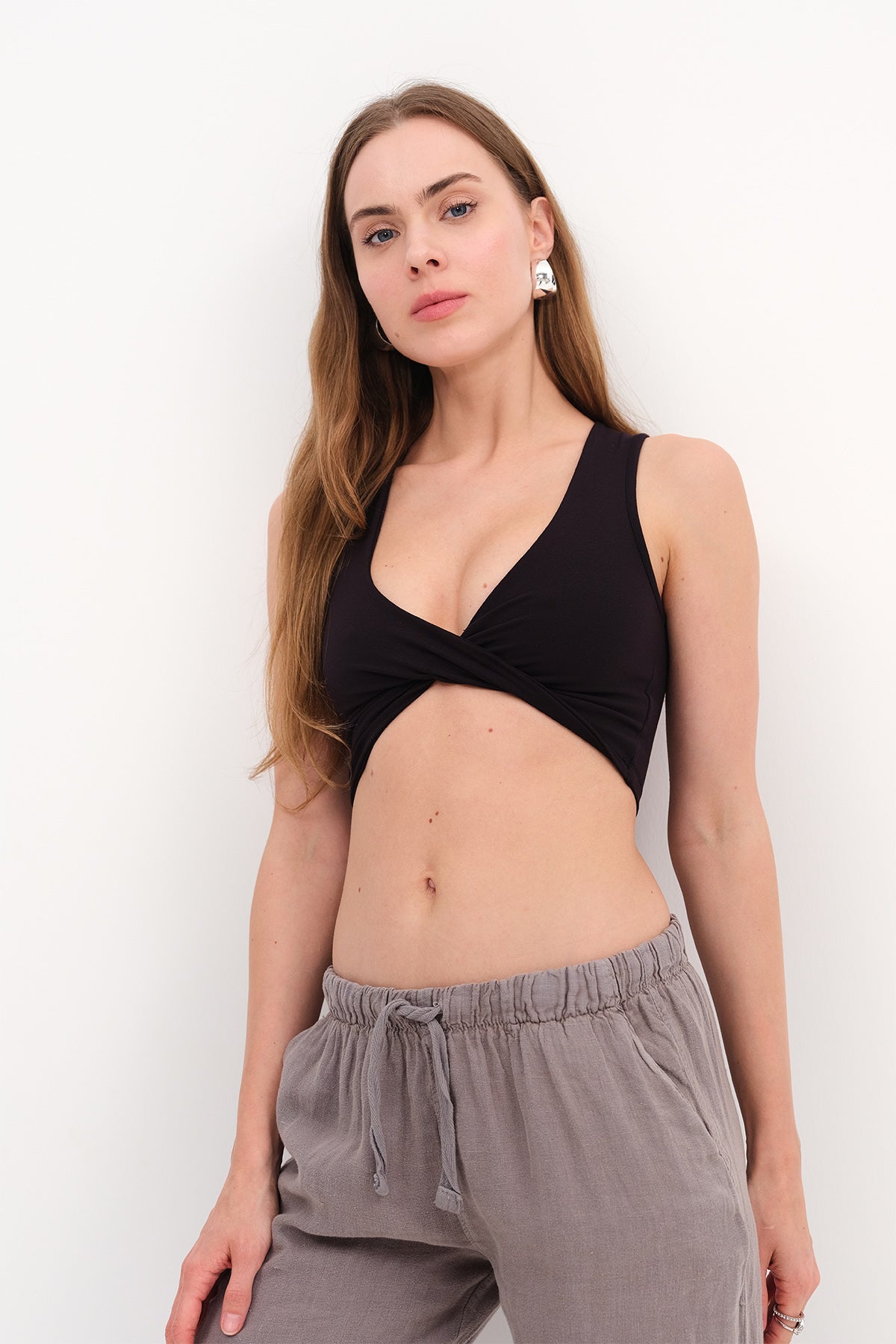 Black_Crop-Tank-Top-with-Knot-Detail-addax