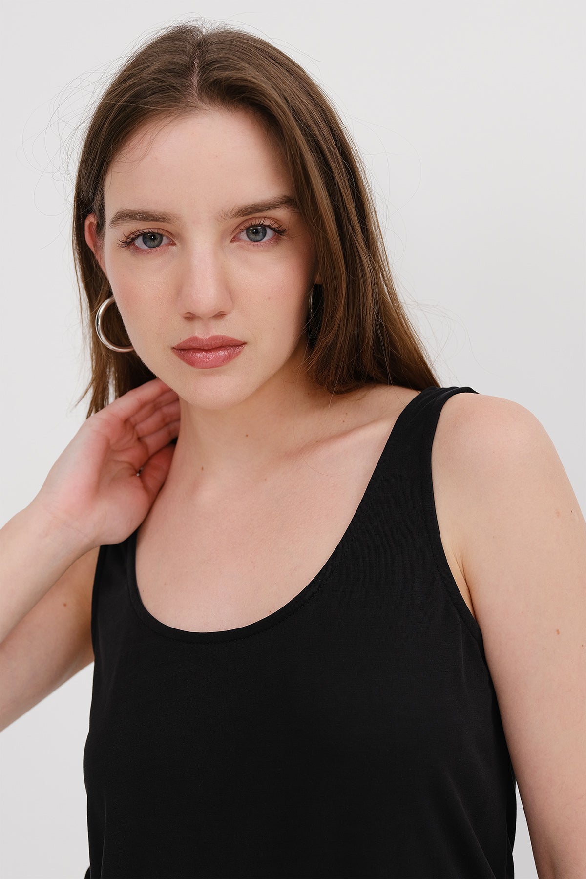Black_U-Neck-Sleeveless-Blouse-addax