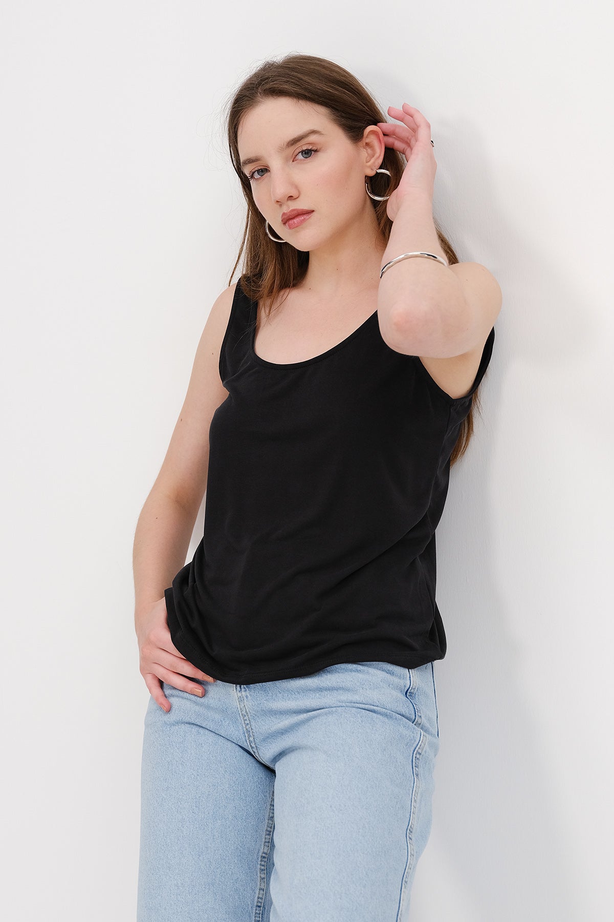 Black_U-Neck-Sleeveless-Blouse-addax
