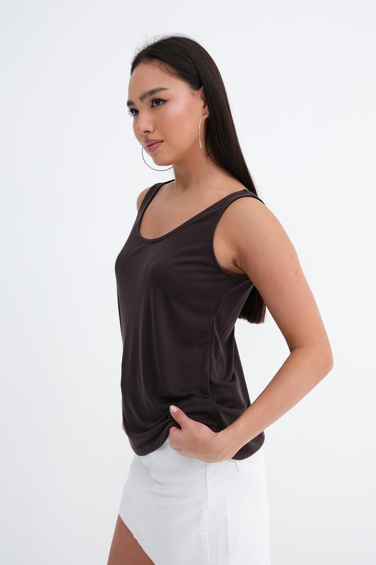 Bitter-Coffee_U-Neck-Sleeveless-Blouse-addax